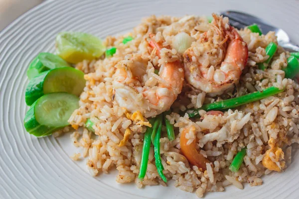 Arroz frito con camarones en el plato blanco. — Foto de Stock