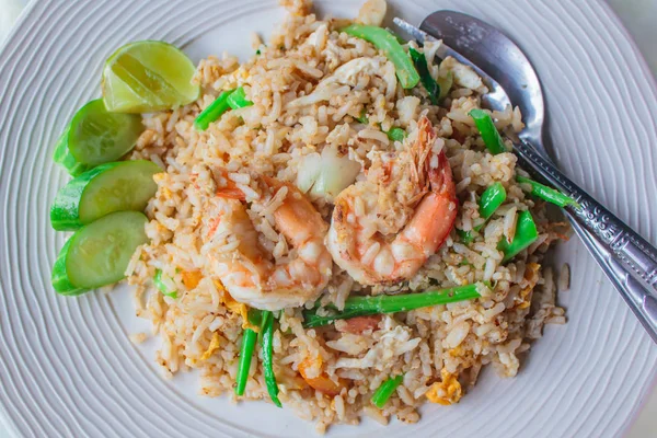 Arroz frito con camarones en el plato blanco. — Foto de Stock