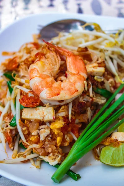 "Pad Thai "Fideos fritos tailandeses con camarones y verduras . — Foto de Stock