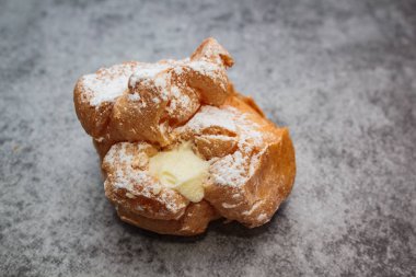 Choux Krem dolu vanilyalı muhallebi.