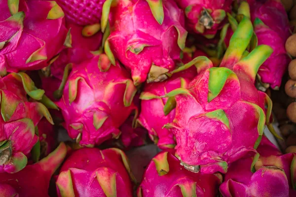 Fruta del dragón en el mercado en Tailandia . — Foto de Stock