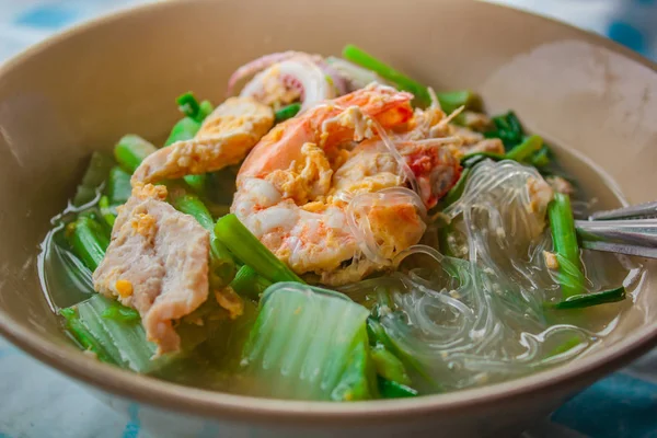 Suki in broth Mixed seafood with vermicelli and vegetables. — Stock fotografie