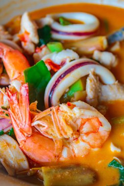 Karışık deniz ürünleri sıcak ve baharatlı çorba, Tay mutfağı.