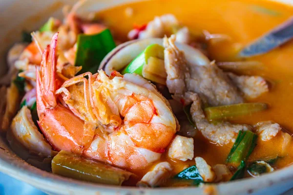 Sopa mixta de mariscos caliente y picante, cocina tailandesa . — Foto de Stock