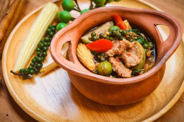 Orman köriler (Kaeng Pa) sığır eti, sebze, otlar iyileşmek ile hizmet