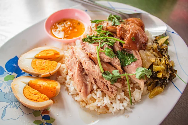 Stuvade Fläsk benet på ris, Thai Street Food. — Stockfoto