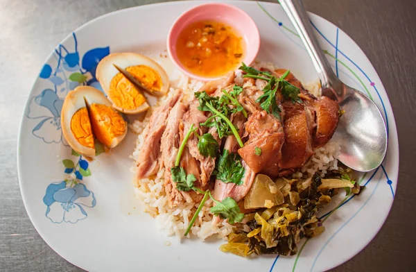 Stewed pork leg on rice, Thai street food. — Stock Photo, Image