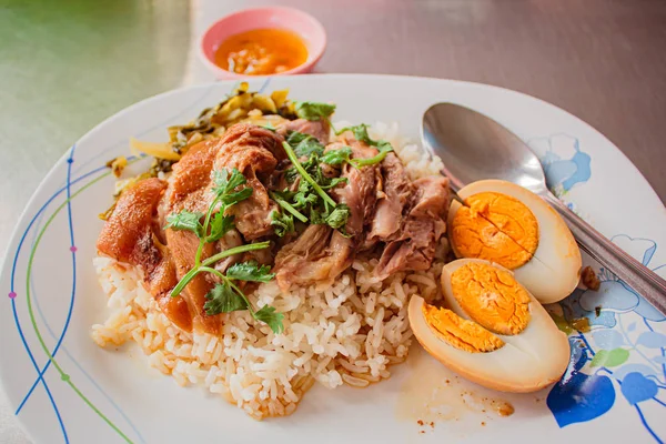 Pirinç, Tay sokak gıda üzerinde Haşlanmış domuz bacağı. — Stok fotoğraf