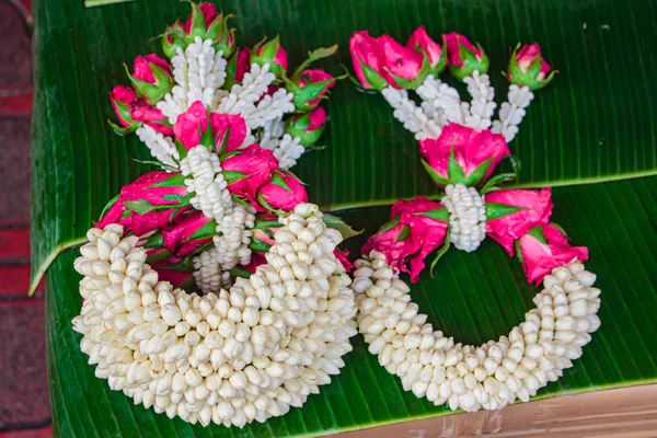 Guirnalda de flores estilo tailandés hecha de flores . — Foto de Stock