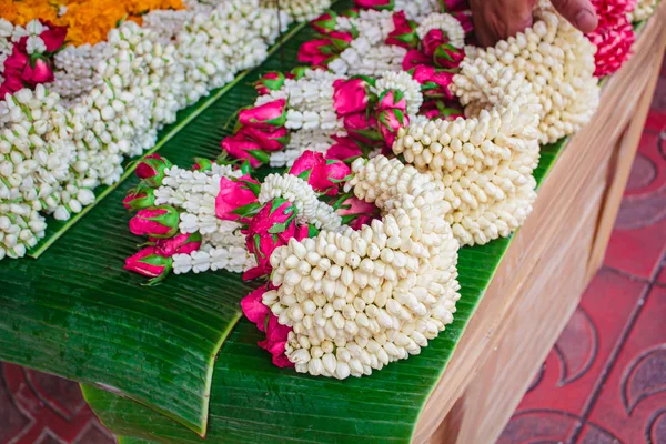 Guirlande de fleurs de style thaïlandais faite de fleurs . — Photo
