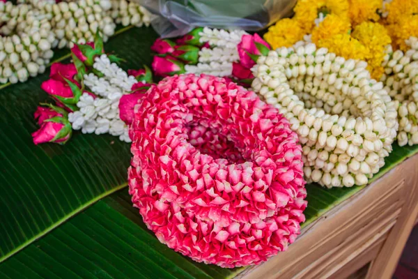 Thailändsk stil blomma krans gjord av blommor. — Stockfoto