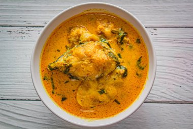 Tay gıda kırmızı köri ile Baharatlı yayın balığı.