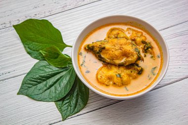 Tay gıda kırmızı köri ile Baharatlı yayın balığı.