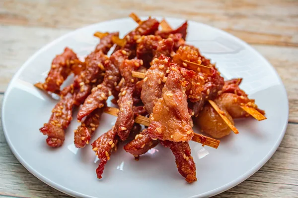 Comida tailandesa estilo cerdo seco al sol frito . — Foto de Stock