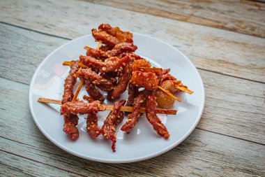 Kızarmış güneş kurutulmuş domuz tarzı tay gıda.