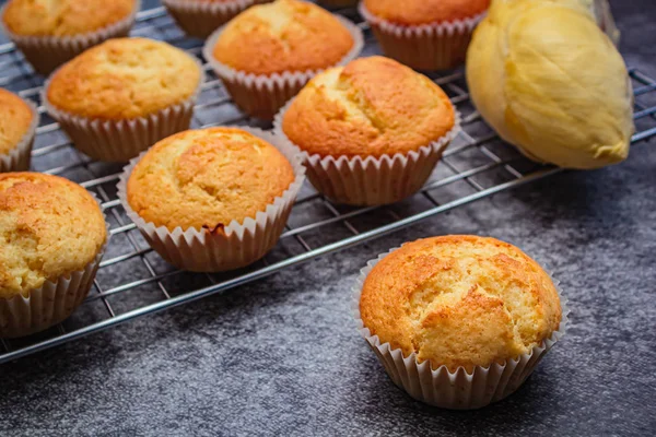 Cupcakes de durian caseros en mesa de rock . — Foto de Stock