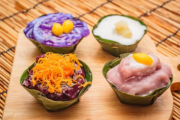 Thailändska desserter i Banana Leaf, det finns många färgglada. — Stockfoto