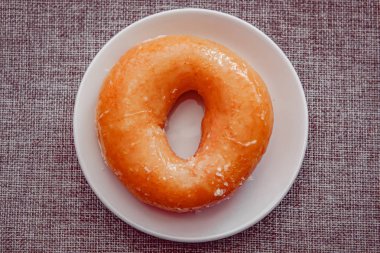 Beyaz renkli plaka üzerinde şeker ile Donut, şeker ile Donut toppint.