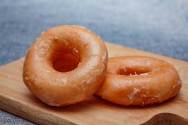 Beyaz renkli plaka üzerinde şeker ile Donut toppint .