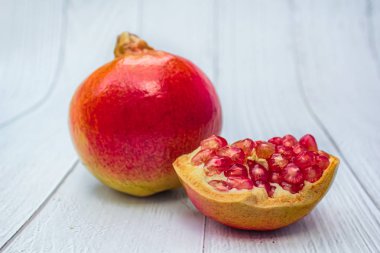 Ahşap beyaz arka plan üzerinde Nar taze meyve.