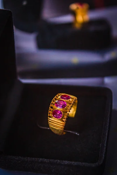 Anillo de zafiro rojo oro . — Foto de Stock