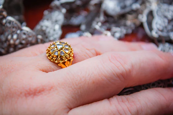 Diamant ring guld, pärla thai stil. — Stockfoto