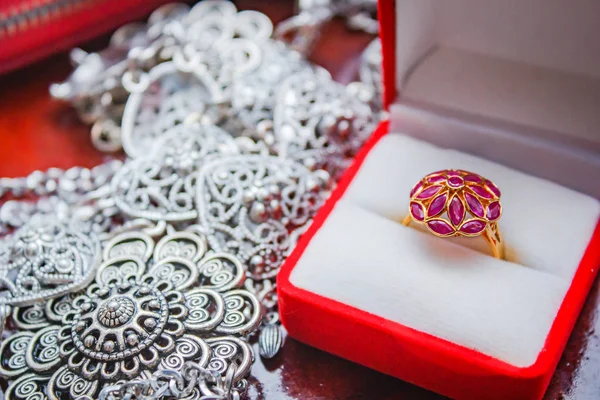 Anillo de zafiro rojo oro . — Foto de Stock