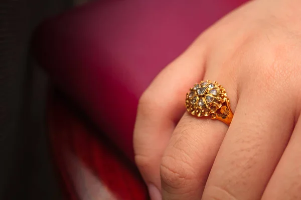 Anillo de diamantes oro, gema estilo tailandés . — Foto de Stock