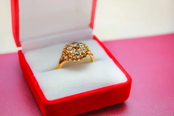 Diamant ring guld, pärla thai stil. — Stockfoto