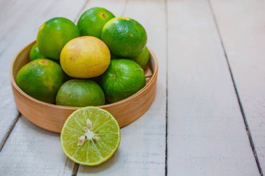 Beyaz ahşap sepetteki limon, malzeme gıda konsepti..