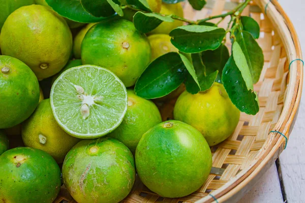 Beyaz Ahşap Sepetteki Limon Malzeme Gıda Konsepti — Stok fotoğraf