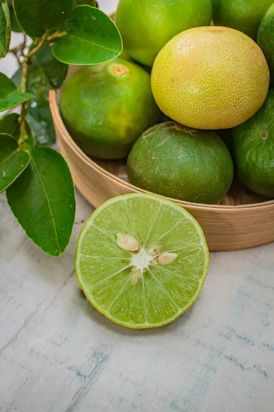 Beyaz Ahşap Sepetteki Limon Malzeme Gıda Konsepti — Stok fotoğraf