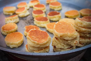 Hindistan cevizli tatlı pasta kızartma, Tayland sokak yemeği. Tayland Tatlısı.