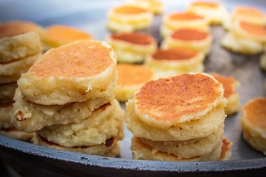 Hindistan cevizli tatlı pasta kızartma, Tayland sokak yemeği. Tayland Tatlısı.