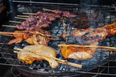 Lezzetli tavuk bacakları ve kanatları markette ızgarada.