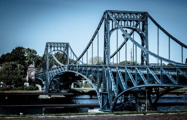 Wilhelmshaven, Almanya 'da gökyüzü bulutlu Kaiser Wilhelm Köprüsü