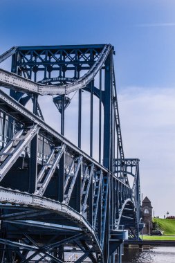 Wilhelmshaven, Almanya 'da gökyüzü bulutlu Kaiser Wilhelm Köprüsü