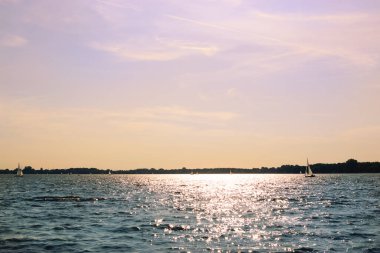 Sakin bir gölde gün batımı