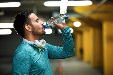 İçme suyu ve koşu sonra rahatlatıcı bir adamdır.