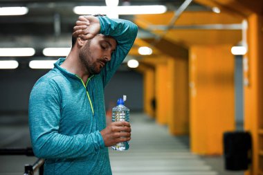 İçme suyu ve koşu sonra rahatlatıcı bir adamdır.