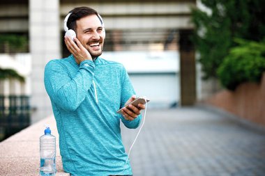 Adam müzik dinleme ve koşu sonra rahatlatıcı.