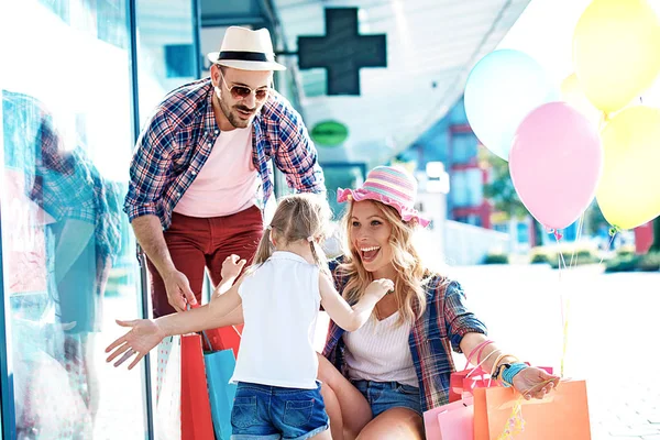 Família Feliz Andando Longo Shopping Com Sacos Compras Balões — Fotografia de Stock