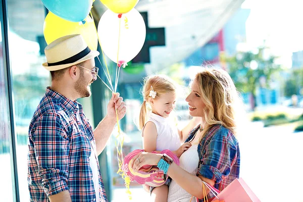 Família Feliz Andando Longo Shopping Com Sacos Compras Balões — Fotografia de Stock