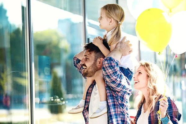 Família Feliz Andando Longo Shopping Com Sacos Compras Balões — Fotografia de Stock