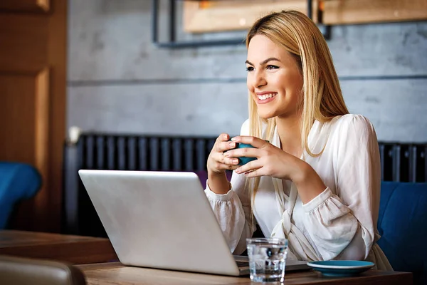 Blonde Business Woman Enjoying Restaurant Fleelance Job — Stock Photo, Image