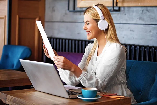 Blonde Business Woman Enjoying Restaurant Fleelance Job — Stock Photo, Image