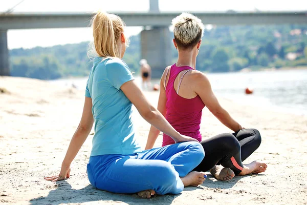 Dos Mujeres Jóvenes Están Haciendo Ejercicio Playa — Foto de Stock