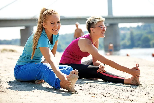 Deux Jeunes Femmes Font Exercice Sur Plage — Photo
