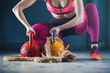 Kettlebell ile eğitim genç güçlü bir kadındır.
