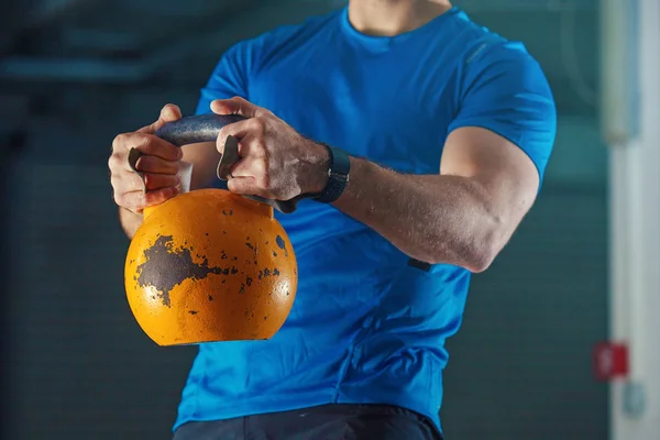 Young Strong Man Training Kettlebell — Stock Photo, Image